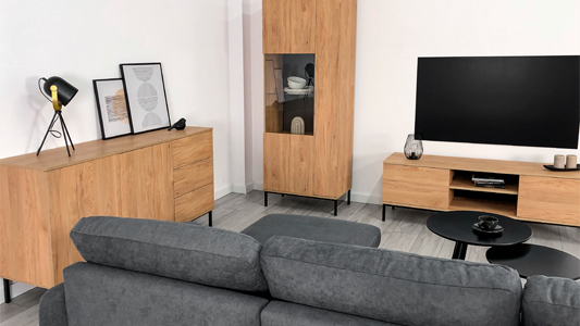 Gri și lemn – perechea perfectă pentru orice interior? Aranjamente și mobilier practice